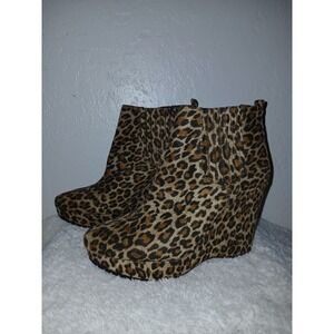 NWOB BCBGeneration Vance 2 Leopard Print Wedge Boots Size 11B Going Out Mob Wife